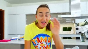 Мама помогает Владу и Никите строить детские игровые домики