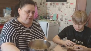 Посидим, поговорим) Готовлю ужин) Сынок помогает)