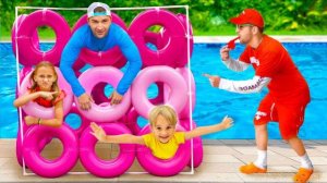 Крис учится соблюдать правила, играя в бассейне.