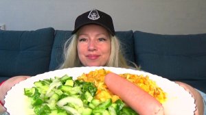 Мукбанг разбор комментария. Овощи тушеные с с курицей, сосиска, салат огуречный. Еда вкуснота