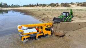 БОЛЬШАЯ ВОДНАЯ БИТВА машинок! Брызги во все стороны!