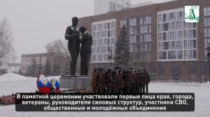 В Барнауле в День защитника Отечества возложили цветы к Мемориалу Славы