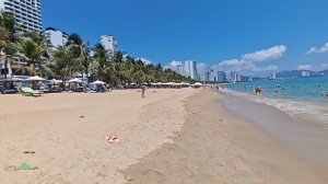 Утренняя пробежка по пляжу г. Нячанг, Вьетнам.