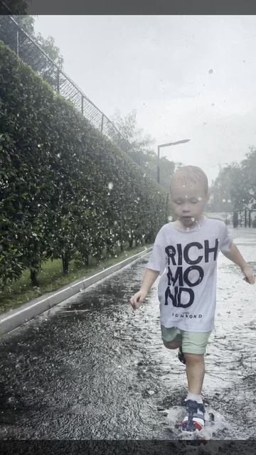 Под дождем на треке, для детей лужи святое