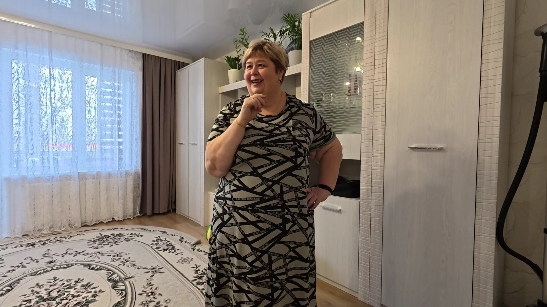 ⁣Я расстроилась что туфелька  стала велика. Разбираем вещи в диване. На ужин готовлю салат и  гречку.