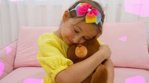 Крис и Майкл играют с шариками - Веселые истории для детей