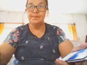 ЖИВУ В РАЗВАЛЮХЕ  ОТВЕЧАЮ НА КОММЕНТАРИИ