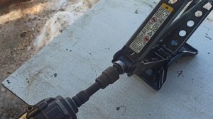 Как быстро поднять машину с помощью гайковерта и домкрата.