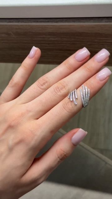 Кольцо «объятия» - в белом, желтом и розовом золоте.