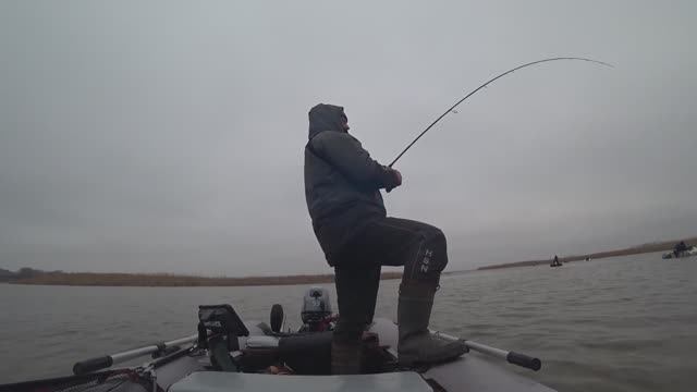 судаки и сазаны прямо под лодкой открытие сезона с лодки весна