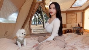 Невероятный кемпинг в надувной палатке на берегу океана.