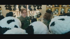 Операция Панда: Сю и Дэвид вместе с пандой прячутся от наёмников