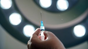 «Мы за альтернативу»: почему отказ от прививок для детей грозит массовыми эпидемиями среди взрослых