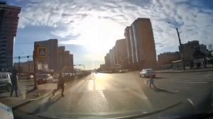 В Питере автоледи чуть не сбила маленького ребенка 

Малыш резко выбежал на дорогу, потому что мать