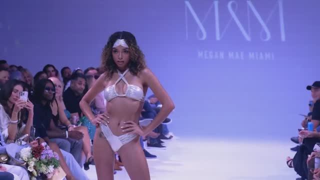 Модели на подиуме 159