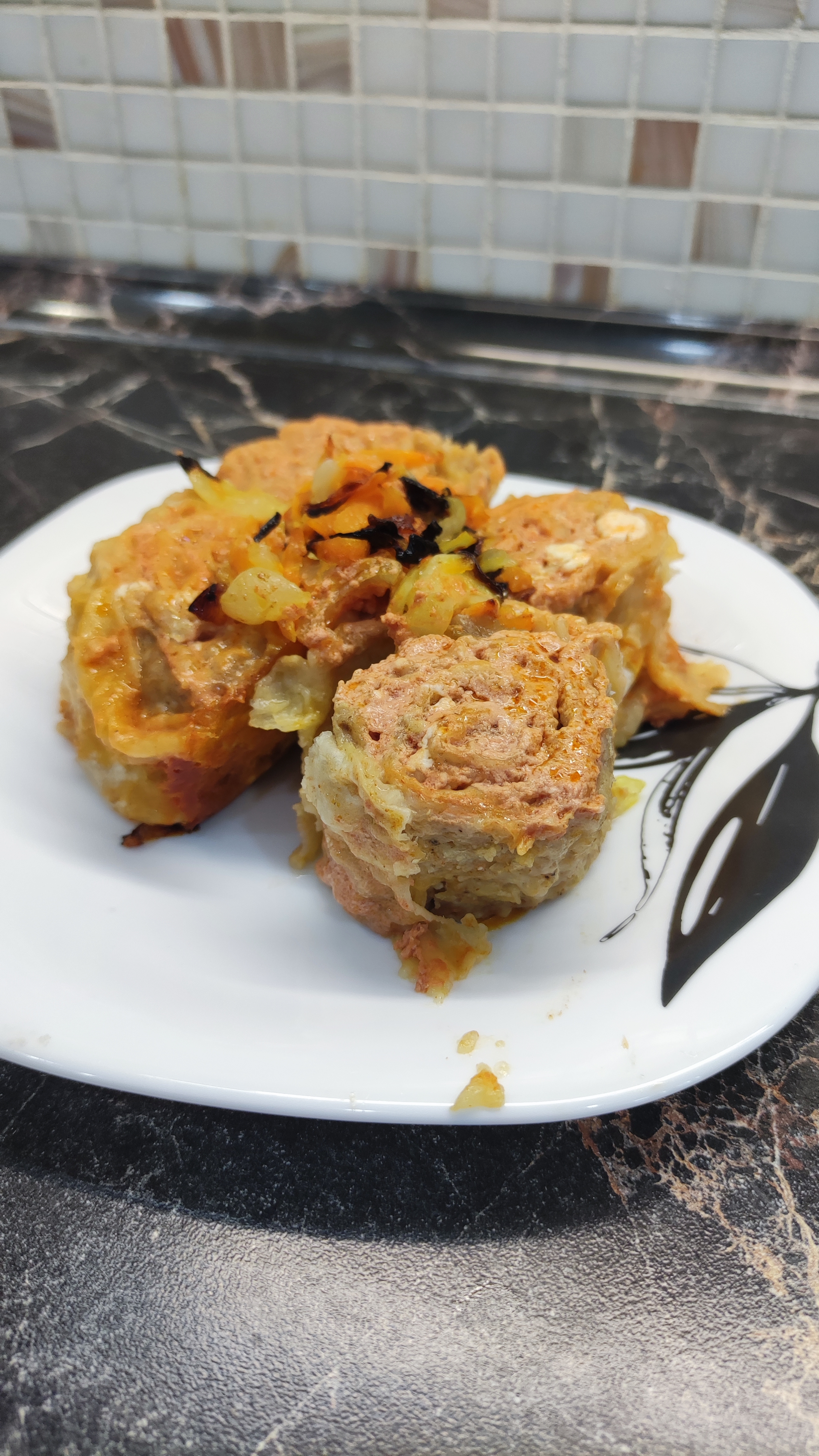 Ленивые пельмени без теста. Рулеты из лаваша с фаршем под соусом. Лаваш с начинкой. #shorts