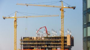 Кирпичи в окна: в Свердловской области застройщики и жильцы не могут поделить землю