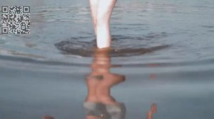 Девушка загорает