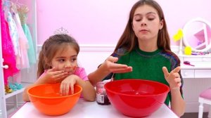 Артем рассказывает Мие о правилах игры в бассейне и на