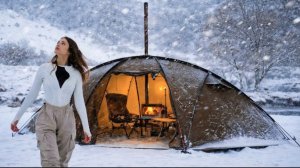 Зимний кемпинг девушки под тёплым уютным тентом с печкой.