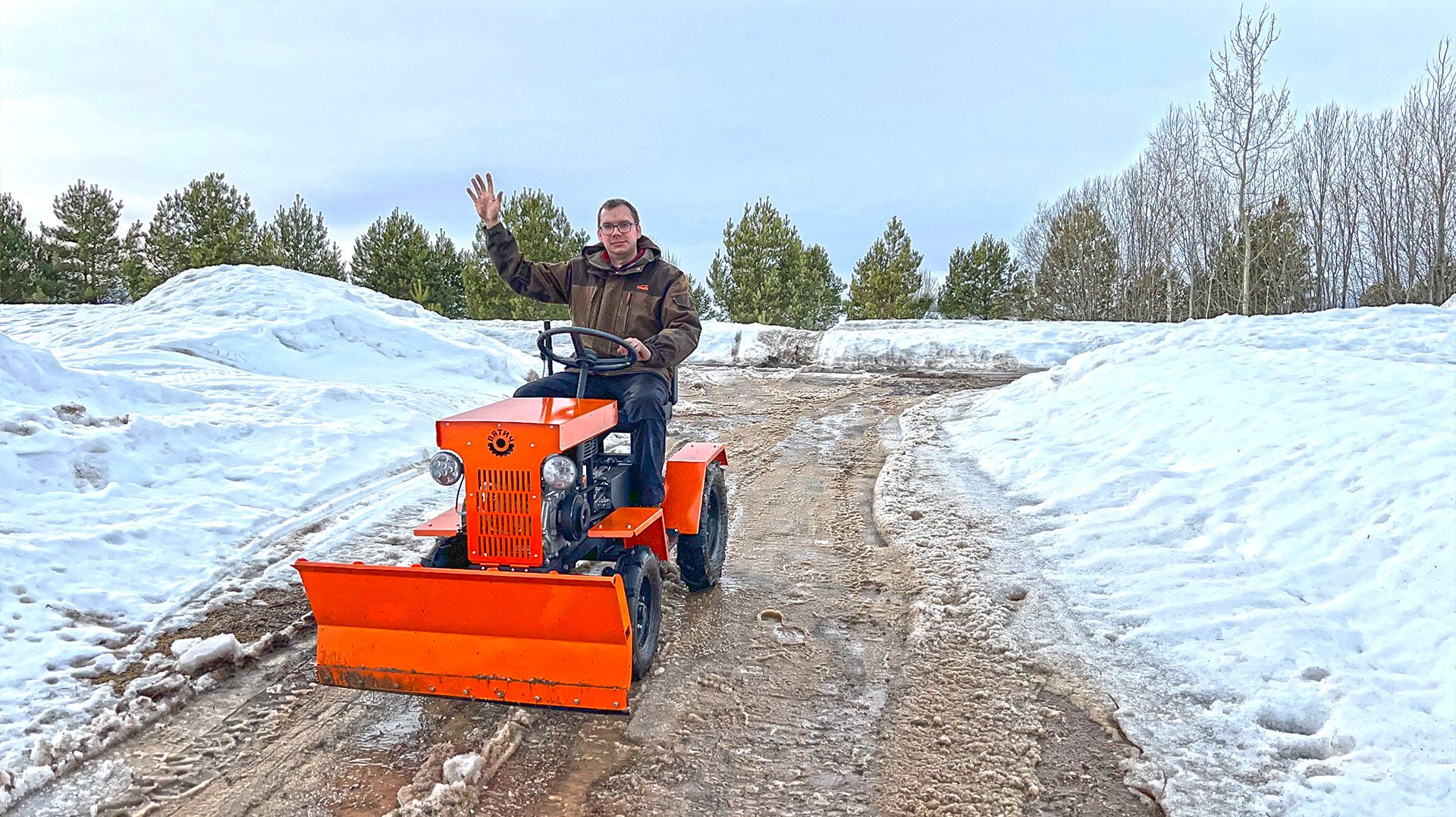 Стал бульдозеристом и расчистил дорогу от снежной каши. Мансарда полностью окрашена в два цвета