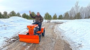 Стал бульдозеристом и расчистил дорогу от снежной каши. Мансарда полностью окрашена в два цвета
