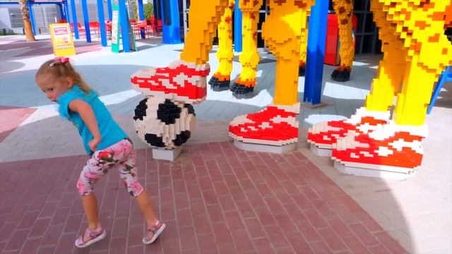 Настя в развлекательном парке ищет Сюрпризы от принце