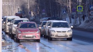 Югорчан предупредили об опасности проезда по лужам