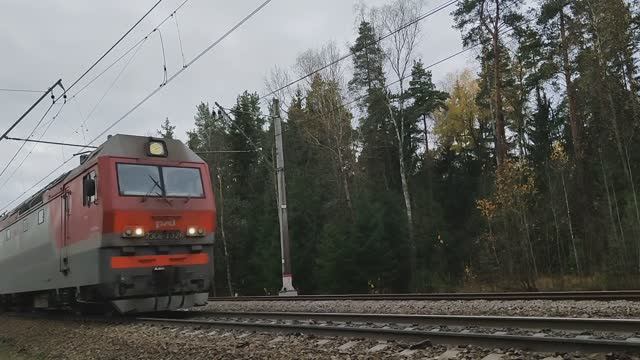 Синара с грузовым поездом