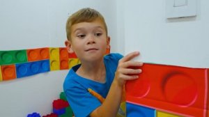 Дети исследуют Дядин грузовик с мороженым