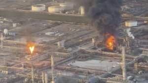 На НПЗ в американском Порт-Артуре произошёл мощный взрыв, начался пожар. Ох уж эти кондиционеры...