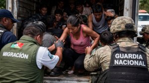 Более двухсот мигрантов были обнаружены в тесном грузовике и спасены в Мексике