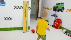 Маленький Крис играет с игрушками - Сборник видео для детей