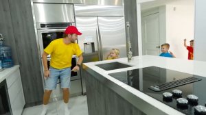 Крис и Приключение с гигантским автоматом с конфетами