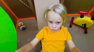 Крис строит секретную 7-11 комнату - Веселые истории для детей