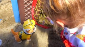 Настя ищет с Крепышом потерявшиеся игрушки на детской