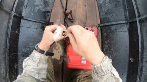 ИЗБА В ТАЙГЕ.ЧАСТЬ 3.ВСТАВИЛ ДВЕРИ,ОКНО.ХАРИУС НА ВОБЛЕР🐟