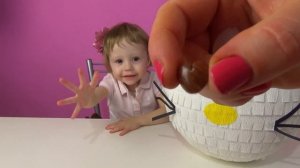 Настя и сюрприз с кошечкой