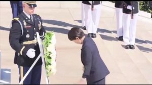 В ходе визита в США премьер-министр Японии Санаэ Такаити возложила цветы на могилу