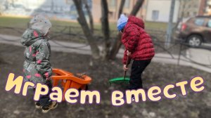 Дети играют на детской площадке