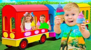 Диана, Рома и Оливер путешествуют по городу на поезде