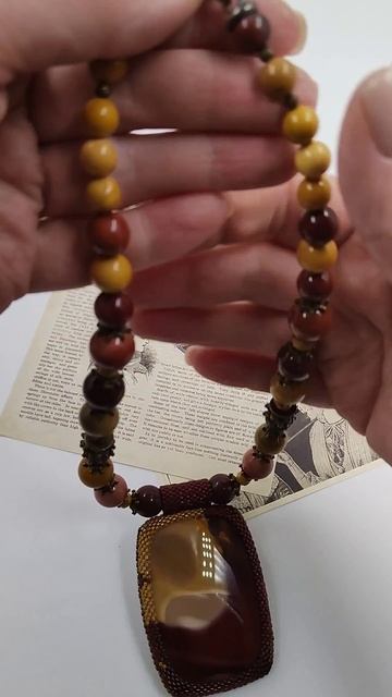 Колье ручной работы из яшмы мукаит