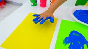 Влад и Никита играют с игрушками для детей