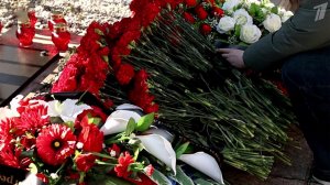 Представители "Народного фронта" сегодня возложили цветы к посольству Сербии.