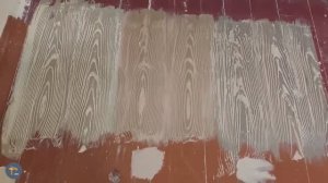 Выровнять пол и покрасить деревянное основание