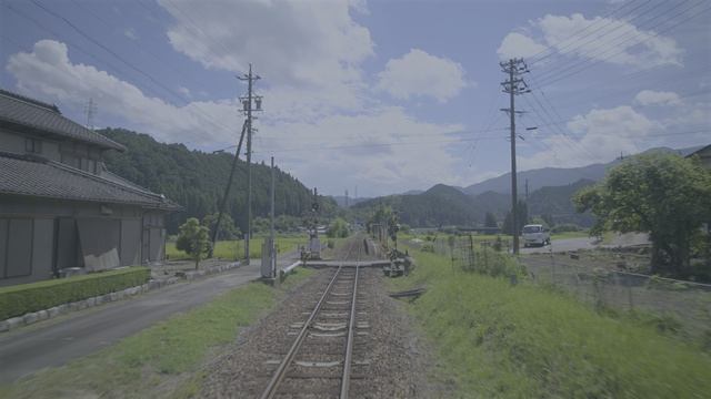 Япон жд каб #2 — Поезд в Гифу, идущий по берегу реки