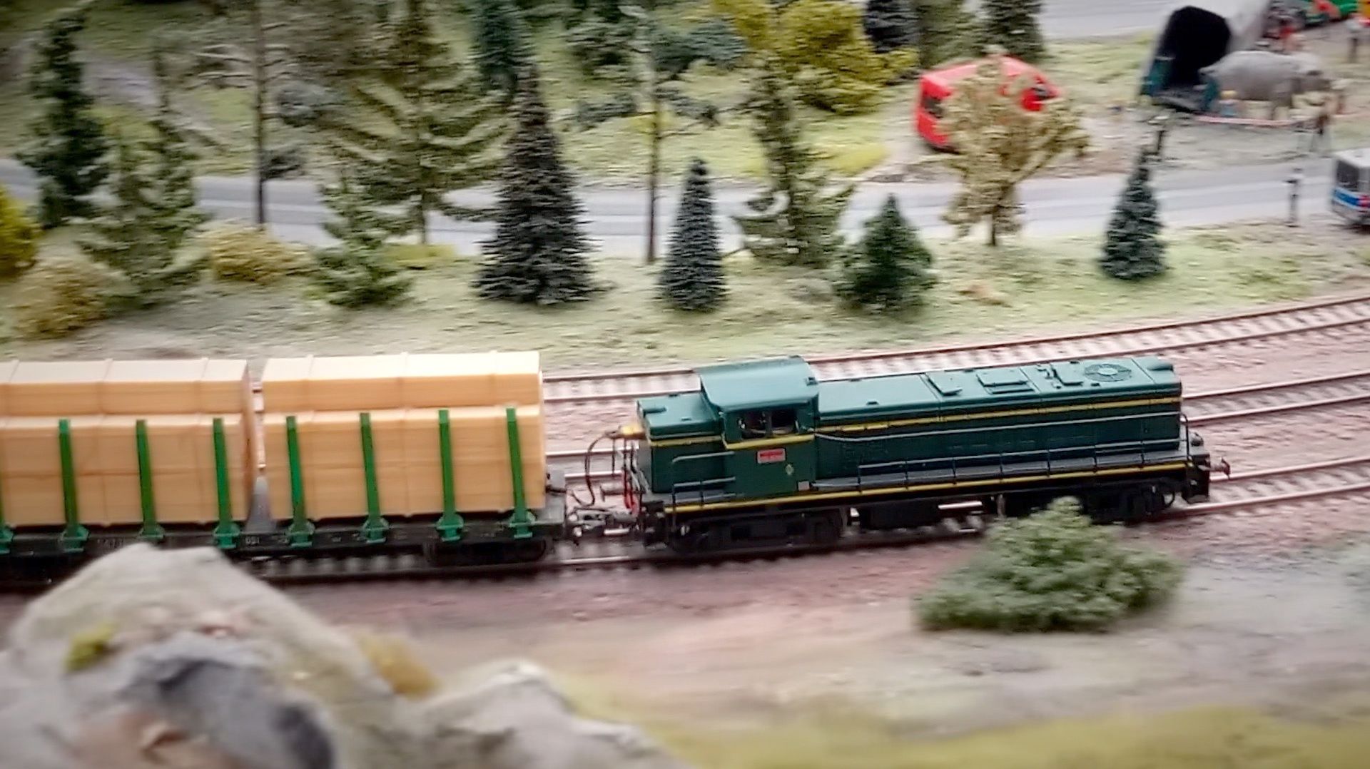 Поезда, машинки и другой транспорт на огромном жд макете — Видео про поезда для детей и взрослых