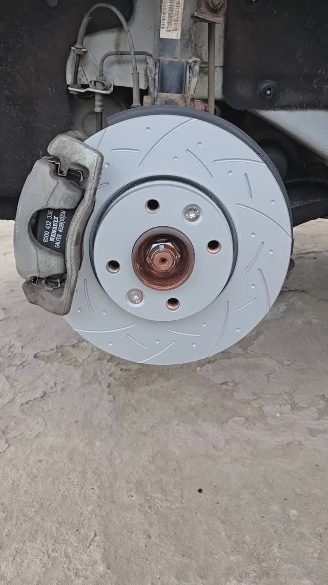 Быстрая замена передних тормозных дисков и колодок! #Shorts