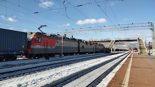 Грузовой поезд с электровозом 3ЭС5К-1288 на станции Слюдянка-I