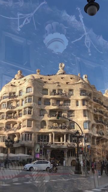 Дома Гауди: «Дом костей» и «Каменоломня»